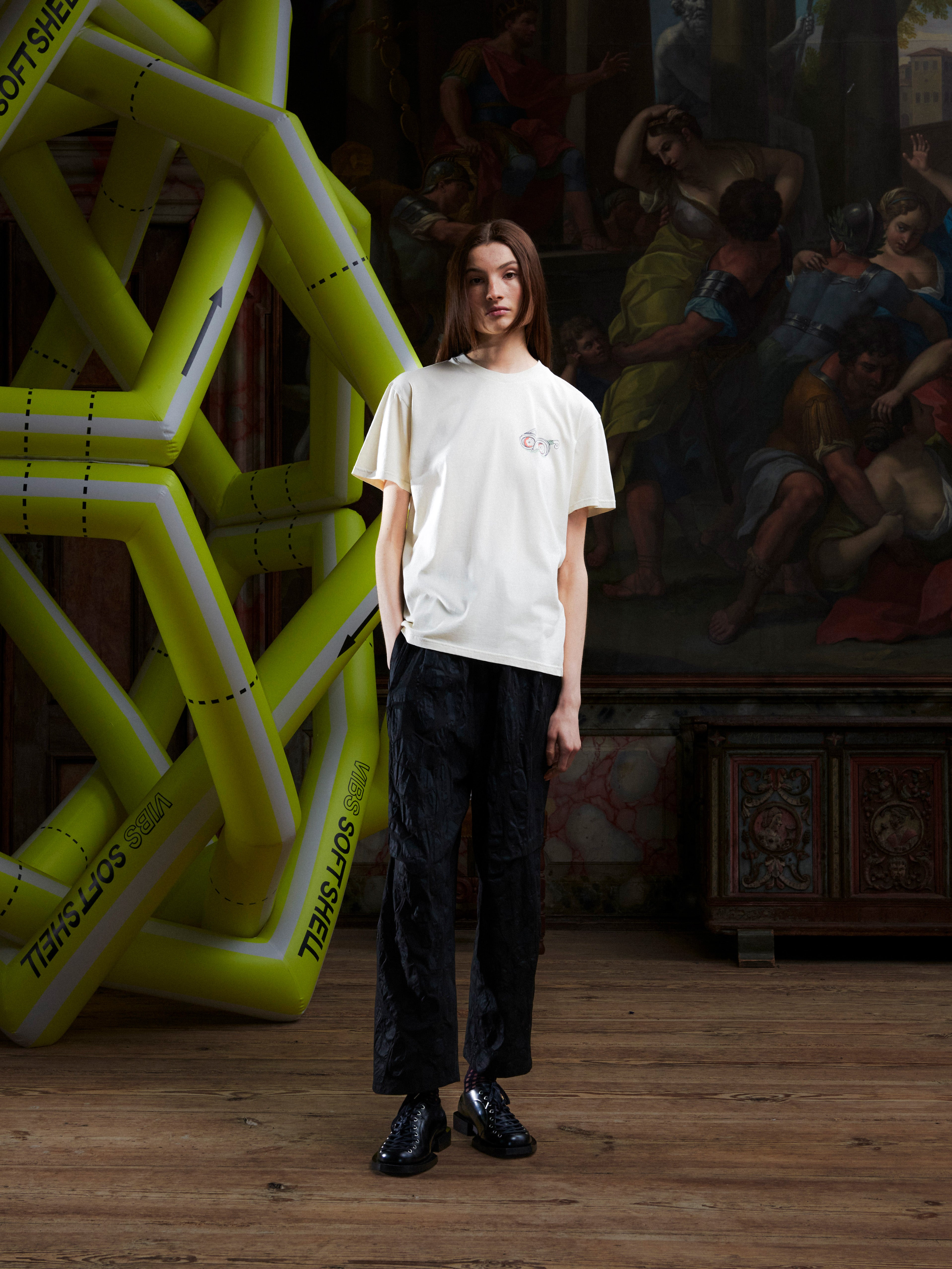 Female model wearing the Henrik Vibskov Eyeballin T in Bone White, front view. The model is 185 cm and wears size L, showing the round neck, short sleeves, square fit, and eyeball illustration.