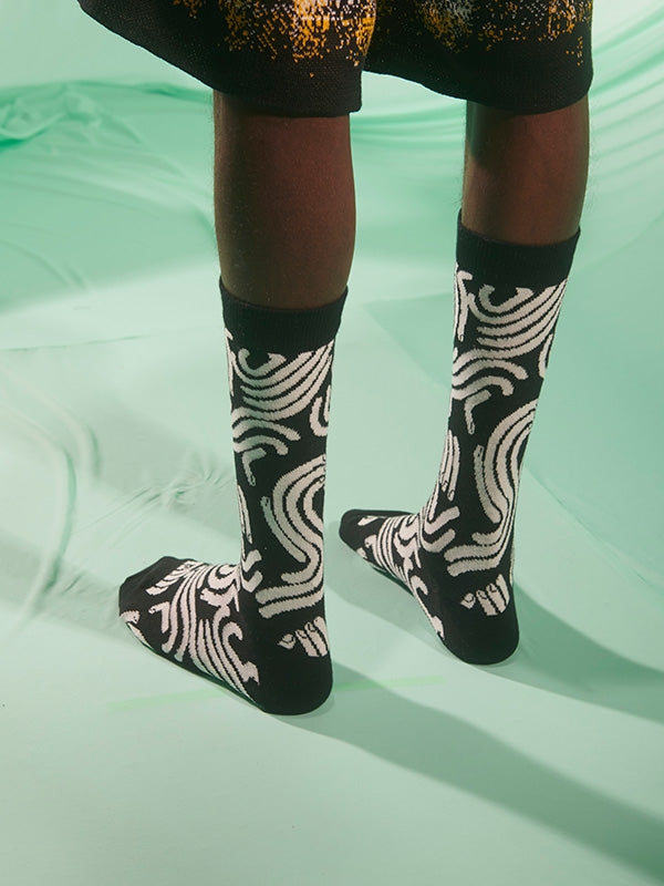 Sunny Fingers Socks Homme in White Fingers Black from Henrik Vibskov