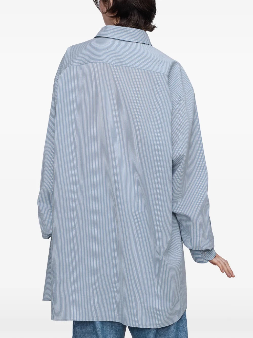 Close-up, back view of model wearing the long-sleeved shirt in light blue and grey from Maison Margiela