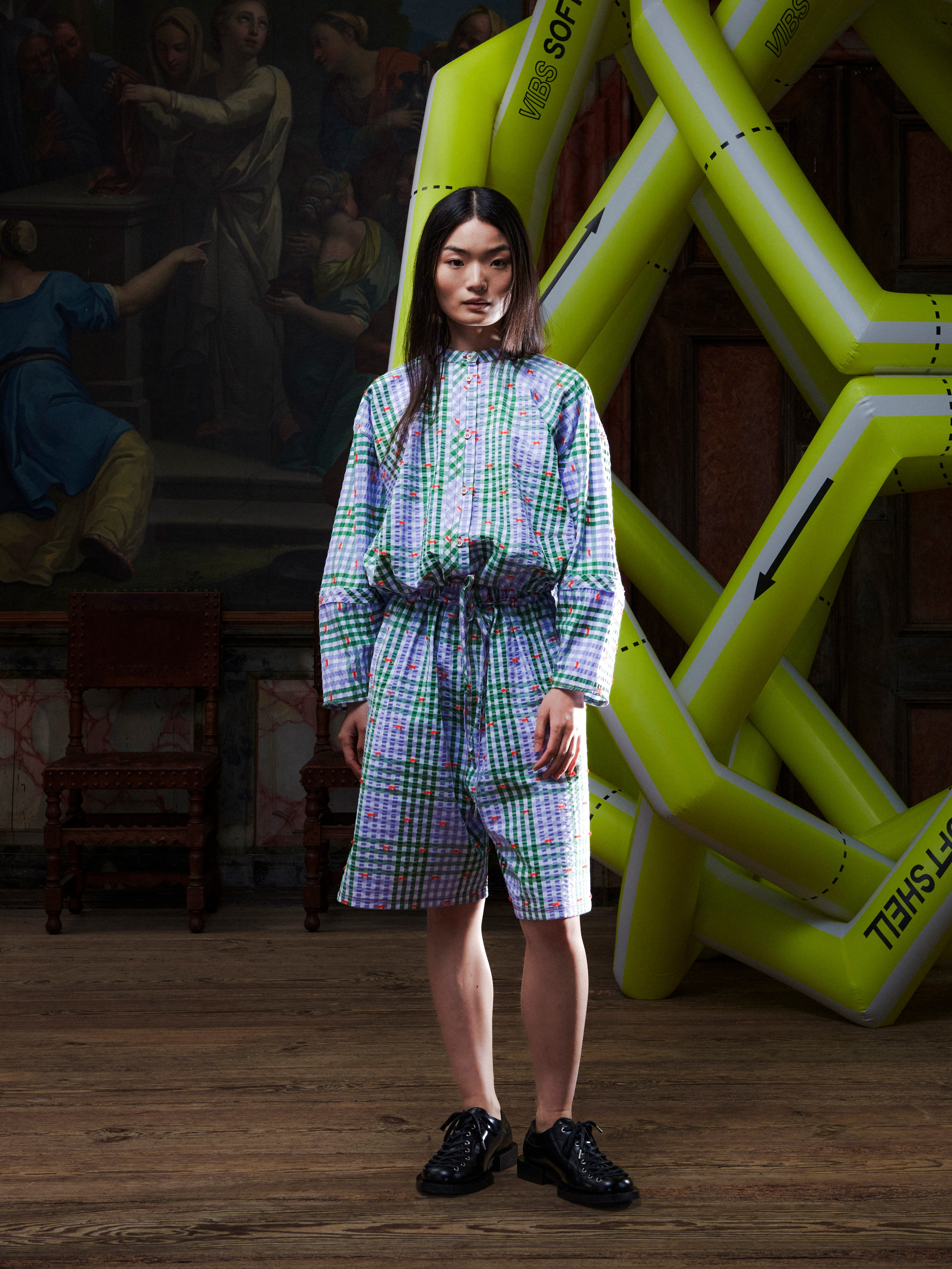 Female model wearing the Drawstring Shorts in Checks Fillé, front view. The model is 167 cm and wears size S, showing the checked pattern, elastic waistband with drawstring, and side pockets.