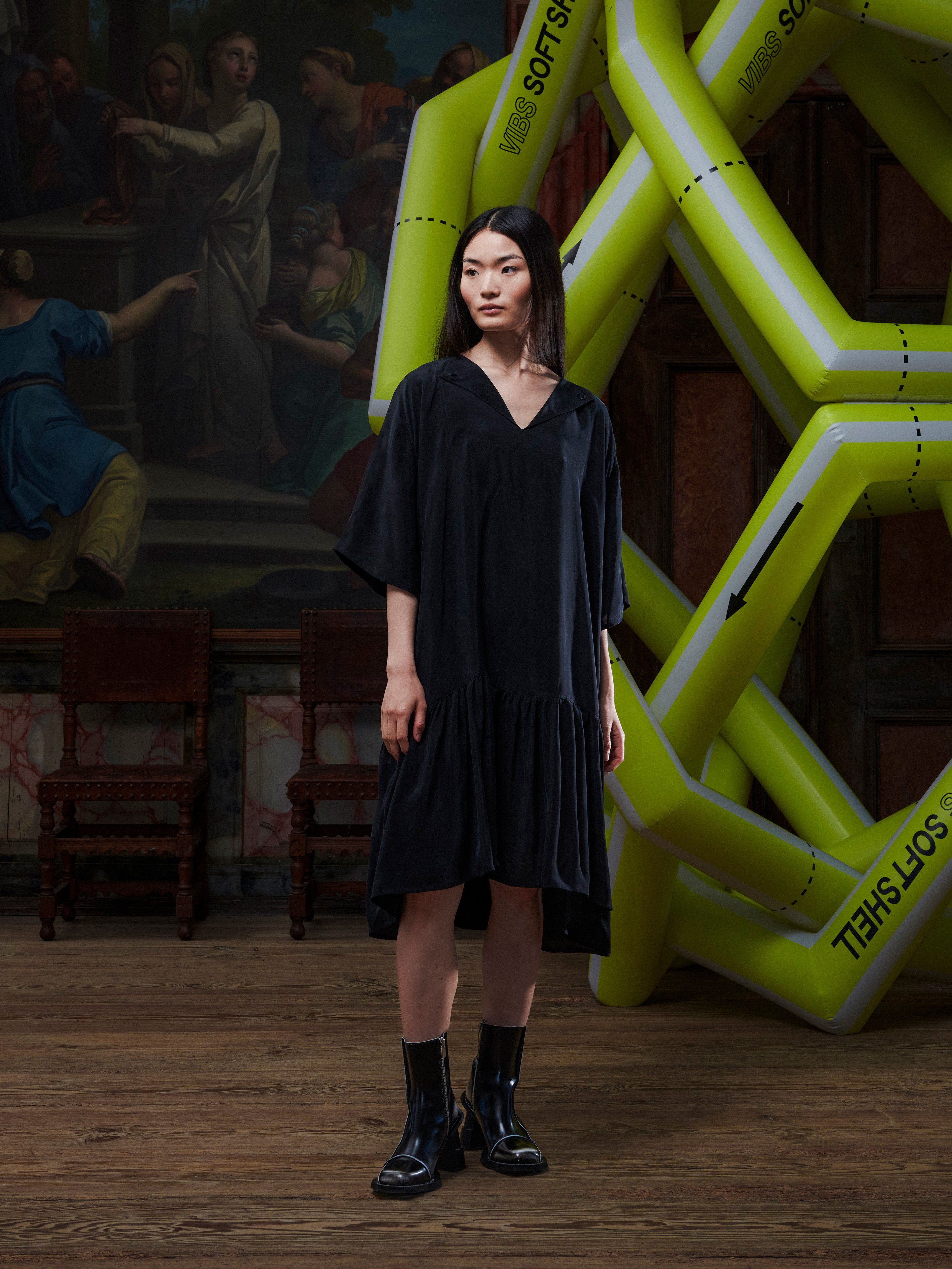 Model wearing the Henrik Vibskov Preserve Dress in black, front view. The model is 167 cm and wears a size S, showing the dress’s loose fit and straight silhouette.