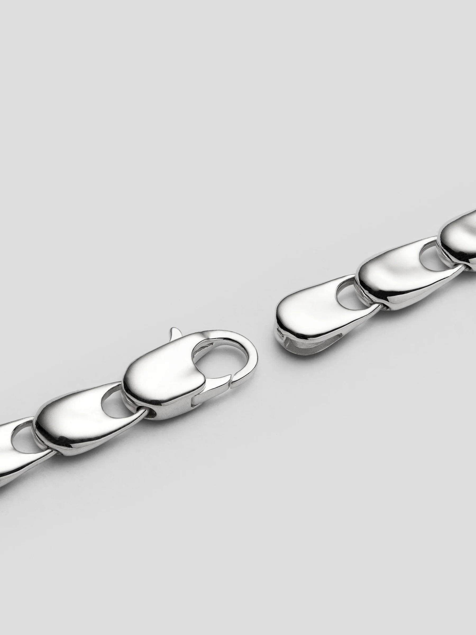 Close-up of Kinraden Mini Electra Necklace Large showing sterling silver clasp and polished handmade link detailing