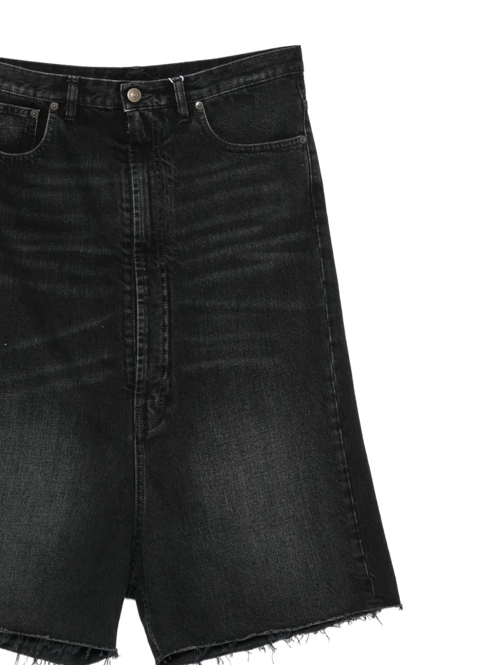 Maison Margiela Denim Shorts in medium black, close-up of washed denim, button fastening and raw-cut frayed hem